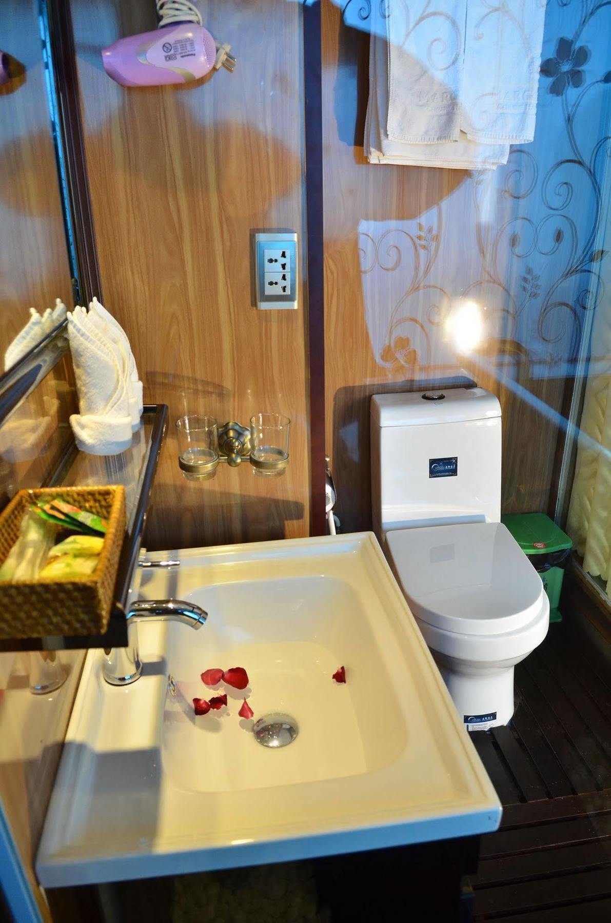 Garden Bay Luxury Cruise Hotel Ha Long Eksteriør billede