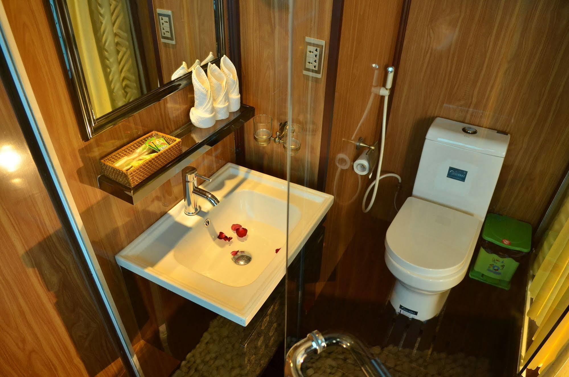 Garden Bay Luxury Cruise Hotel Ha Long Eksteriør billede