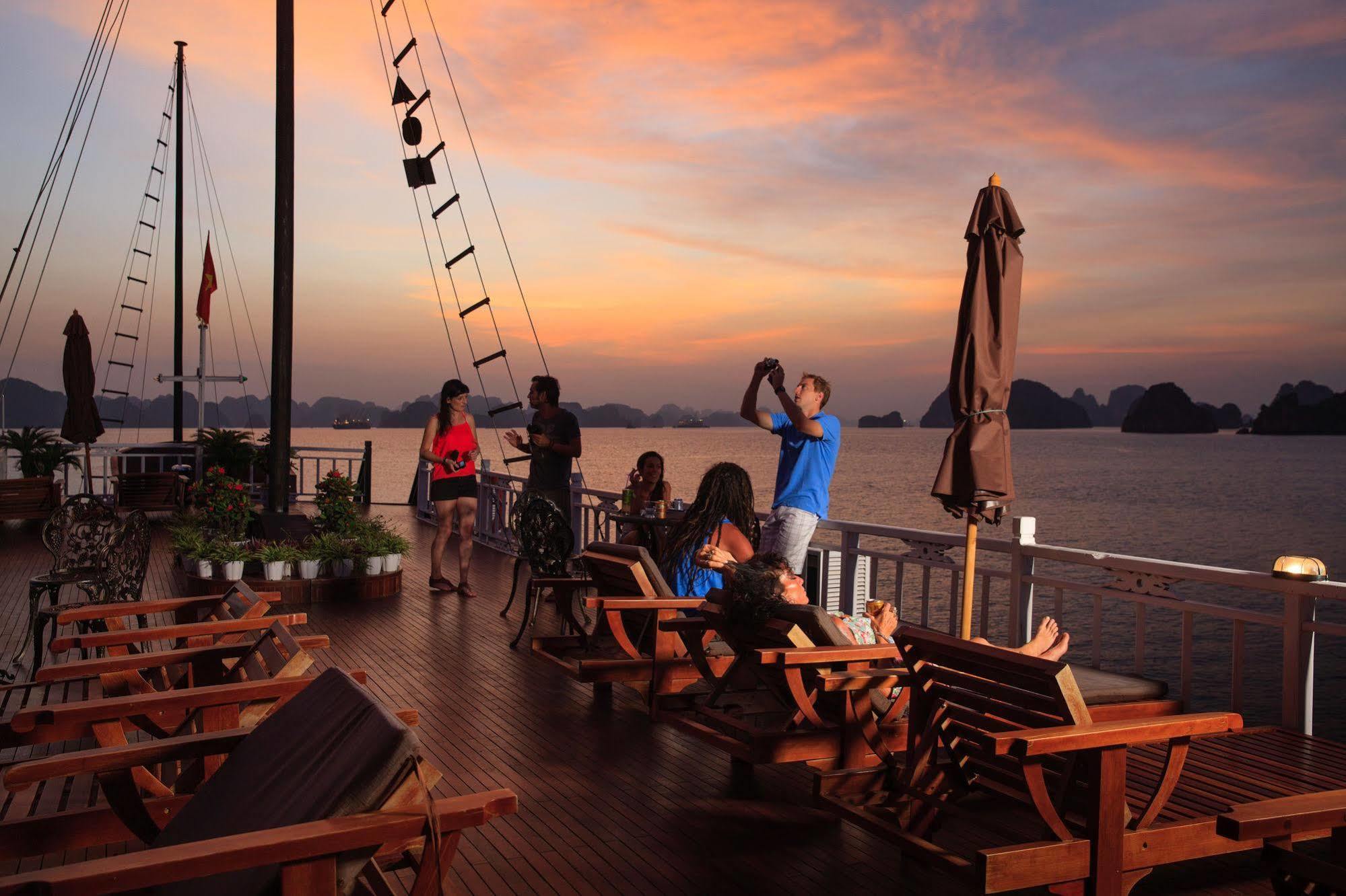 Garden Bay Luxury Cruise Hotel Ha Long Eksteriør billede